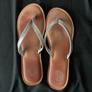 SO women’s size 8 flip flops